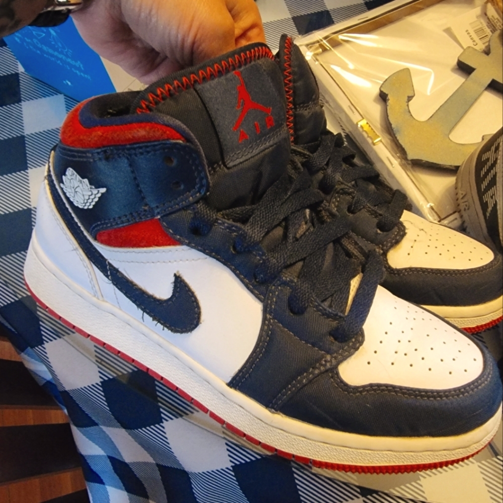 Boys mid Air jordan size 4.5Y